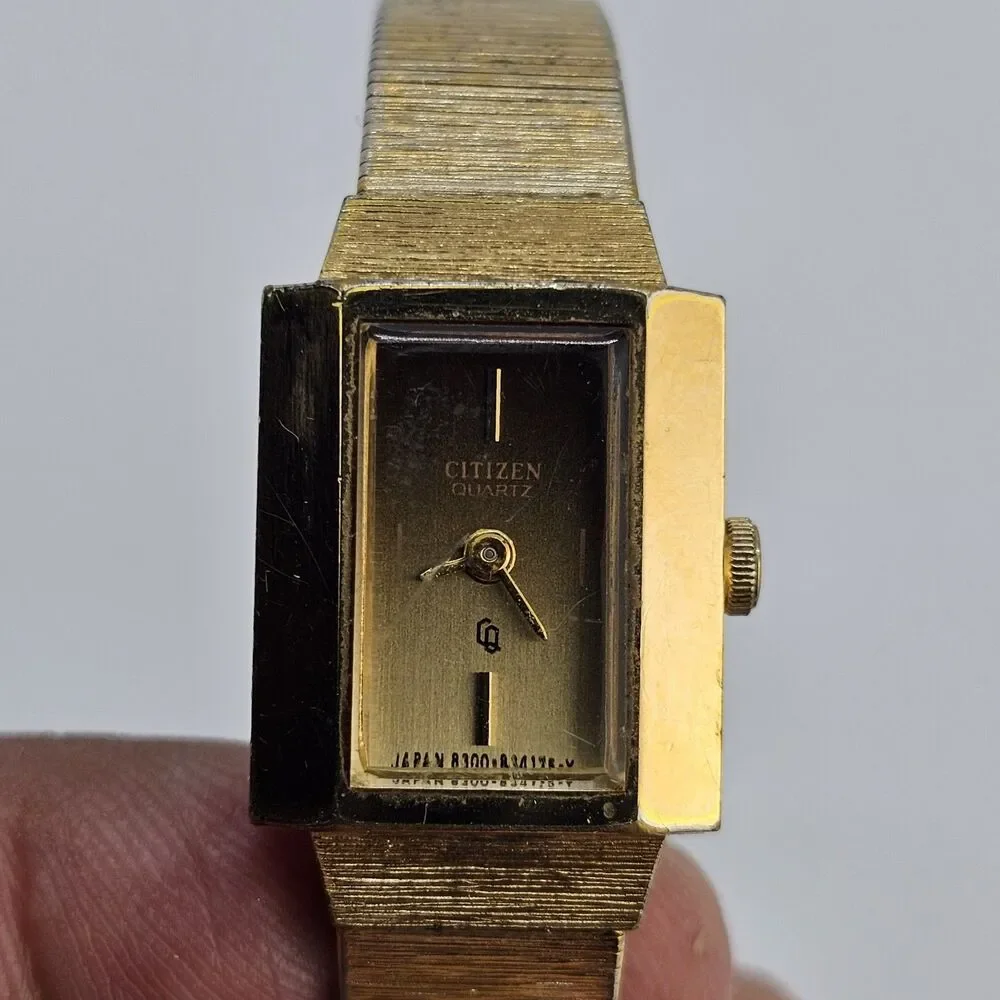 VTG Citizen Women's‎ Watch 16MM Black Gold Dial Gold Band 6